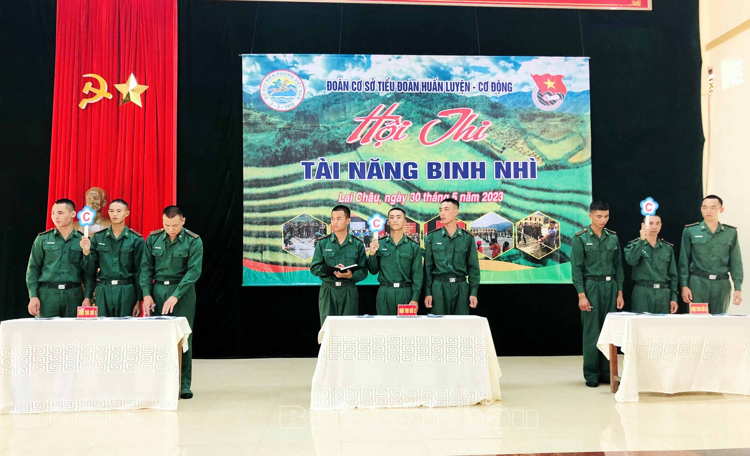 Các đội tham gia phần thi “Ngày đầu quân ngũ”.